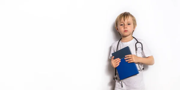 Schattig Meisje in medisch masker met stethoscoop geïsoleerde banner — Stockfoto