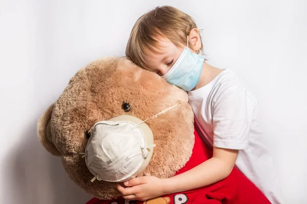 Милая маленькая девочка в медицинской маске и белой футболке, играющей в доктора — стоковое фото