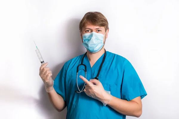 Iniezione del tallone. Senior Grey Hair Doctor In Maschera Chirurgica In possesso di una siringa — Foto Stock