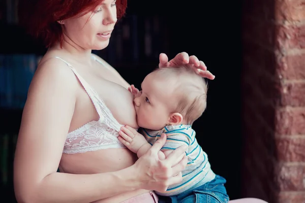 Anya fehér ruhában szoptatja a kisfiát. — Stock Fotó