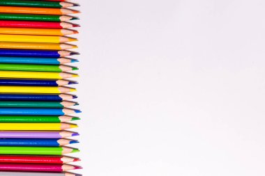 Beyaz arkaplanda izole edilmiş renkli kalemler yakın plan 