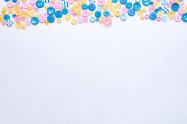 Renkli dikiş düğmeleri ile düz yatıyordu, model al, üst görünüm.