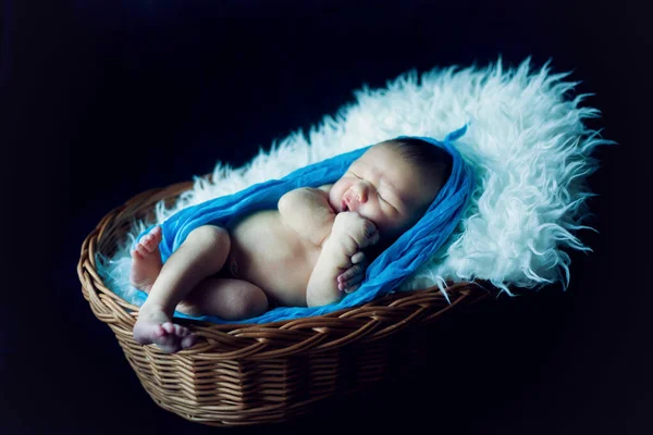 เด็กทารกแรกเกิดที่น่ารักบนพื้นหลังสิ่งทอ . — ภาพถ่ายสต็อก