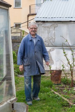 Baharda bahçe kazan neşeli yaşlı adam.