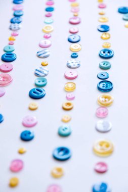 Renkli dikiş düğmeleri ile düz yatıyordu, model al, üst görünüm.