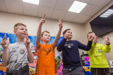 Balashikha, Rusya - 20 Şubat 2020, Oyun oynayan heyecanlı gençler