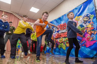 Balashikha, Rusya - 20 Şubat 2020, Oyun oynayan heyecanlı gençler