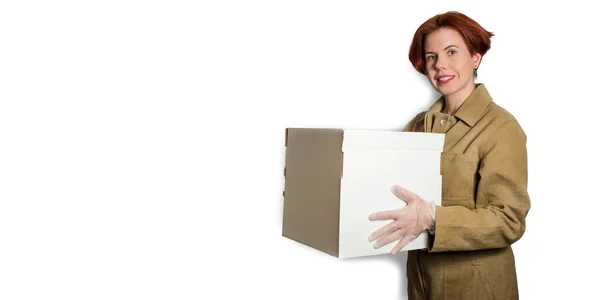 Üniformalı kadın çalışan eldivenler boş karton kutu tutuyor. Pankart — Stok fotoğraf