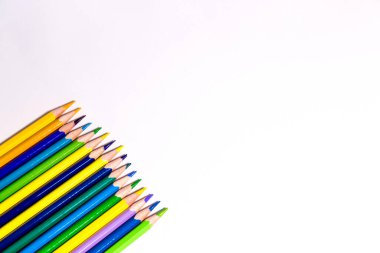 Beyaz arkaplanda izole edilmiş renkli kalemler yakın plan 