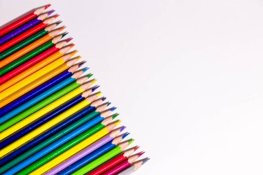 Beyaz arkaplanda izole edilmiş renkli kalemler yakın plan 