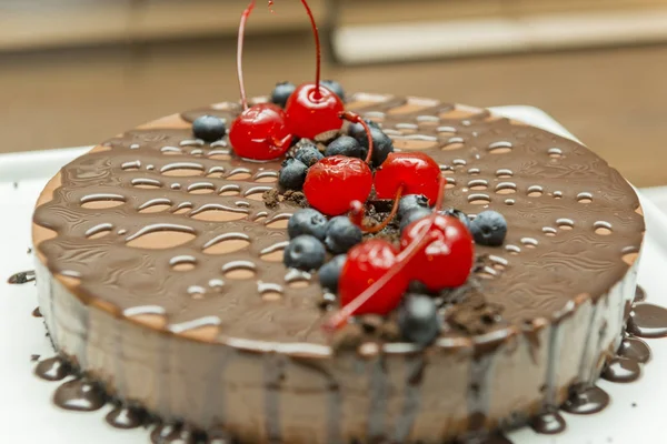 Красивый Вкусный Шоколадный Десерт Сиропом Вишней Черничной Начинкой Вкусный Шоколадный — стоковое фото