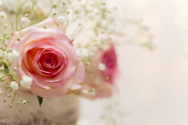 Güzel beyaz ağaç katlı pastaya yakın, arka planda ışık saçan fenerlerle birlikte taze çiçekler. Seçici odaklanma. Boşluğu kopyala.