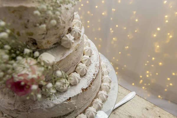 Vista superior. Hermosa torta de árbol blanco con flores frescas con bastante luz y linternas que brillan en el fondo . — Foto de Stock
