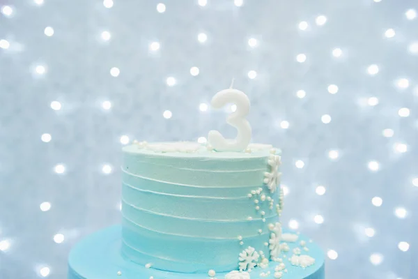 Tortul foto decupat arată detalii despre minunatul tort de petrecere albastru și violet decorat cu fulgi de zăpadă. Tort cu două niveluri pe fundal albastru, cu lumini nefocalizate. Fotografie studio cu focalizare selectivă — Fotografie, imagine de stoc