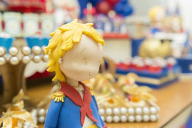 Çocukların doğum günü partisi dekorasyonu. Küçük prens temalı parti. Küçük Prens 'in mavi arka plandaki küçük gezegeninize yakın çekimi..