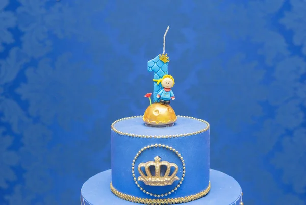 Nummer ett ljus på en blå bakgrund. Ett litet prinstema. Falsk födelsedagstårta med personligt ljus för första födelsedag för pojke. — Stockfoto