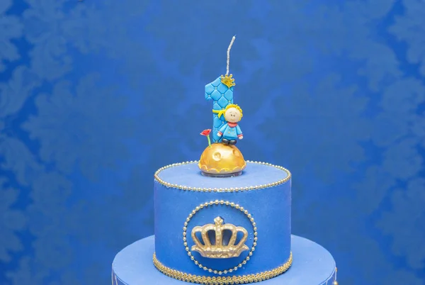 Vela número uno sobre fondo azul. Tema Principito. Pastel de cumpleaños falso con vela personalizada para el primer cumpleaños para niño . — Foto de Stock