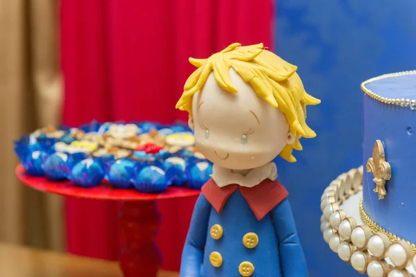 Crianças festa de aniversário decoração. Festa temática do príncipe. Closeup de Little Prince em seu pequeno planeta em fundo azul . — Fotografia de Stock