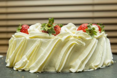 Çilek dilimli kremalı beyaz çikolatalı pastayı kapat..