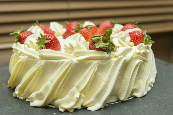 Close up of creamy white chocolate cake with strawberry slices. — Stock Photo, Image