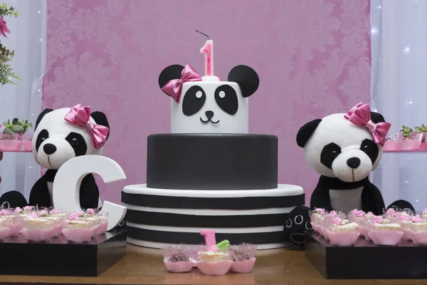 Flicka fest dekorerad med Panda tema - Tabell över sötsaker. — Stockfoto