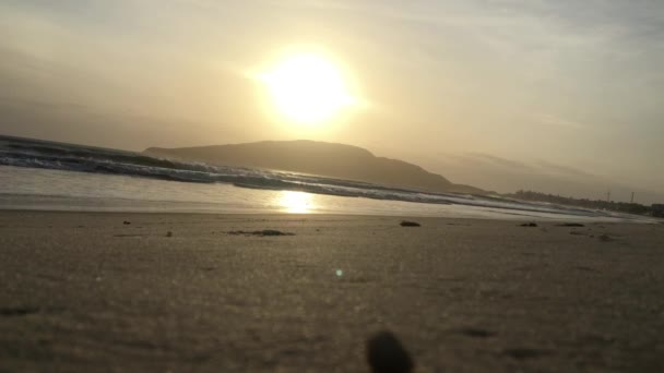 View Sunrise Beach Silhouette Man Shirt Shorts Walking Sea Windy — 图库视频影像