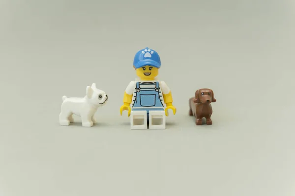 Femme assise sur le sol avec vos chiens — Photo