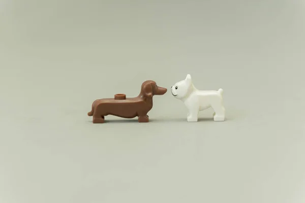 Seitenansicht von Lego-Minifiguren zweier Hunde von Angesicht zu Angesicht. — Stockfoto