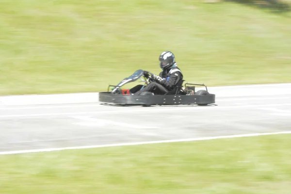 Hareket bulanıklığı olan go-kart kullanan pilotun dinamik görüntüsü — Stok fotoğraf