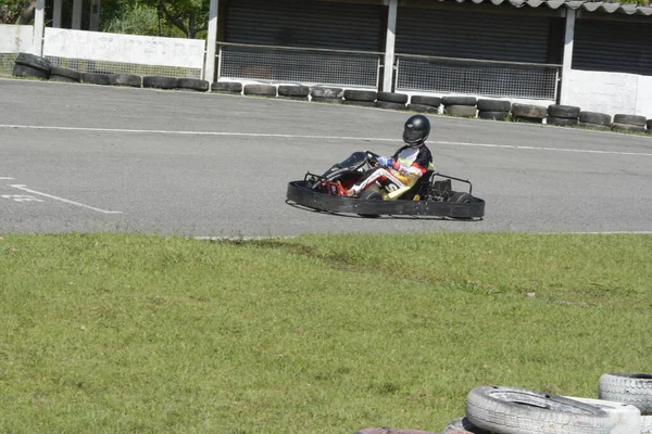 Side view of go-kart driver driving on race track on sunny day — Stock Photo, Image