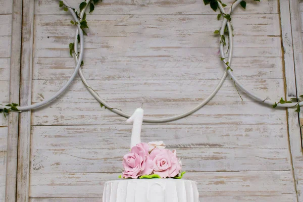 Parte superior de pastel de lujo adornado con rosas y una vela blanca de un año de antigüedad — Foto de Stock