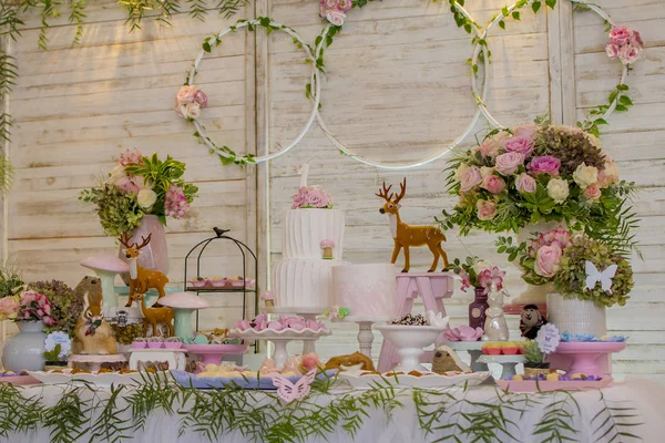 Table luxueuse de bonbons et gâteau d'anniversaire — Photo