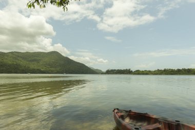Güneşli bir günde bir gölün kıyısında kanoya binmek.