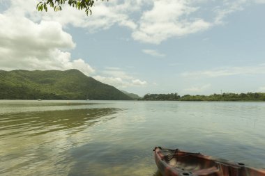 Güneşli bir günde bir gölün kıyısında kanoya binmek.