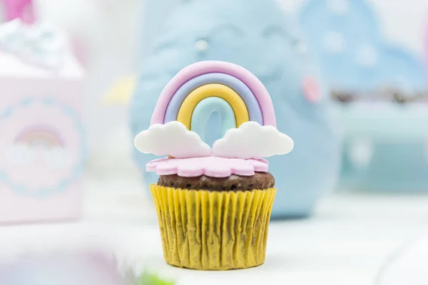 Tafel van verjaardag snoepjes met versierde cupcakes. — Stockfoto