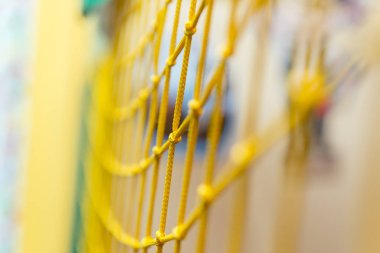 Seçici odaklı sarı koruyucu ağ.