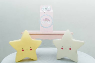 Şirin renkli yıldızlı doğum günü partisi dekorasyonu.