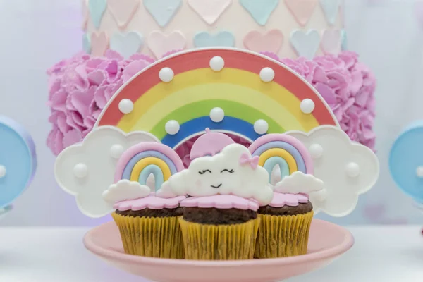 Mesa de doces de aniversário com cupcakes decorados . — Fotografia de Stock
