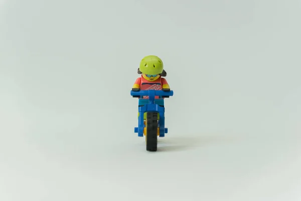 Frontansicht von Minifigur, die Schutzausrüstung trägt und sein Fahrrad befreit — Stockfoto