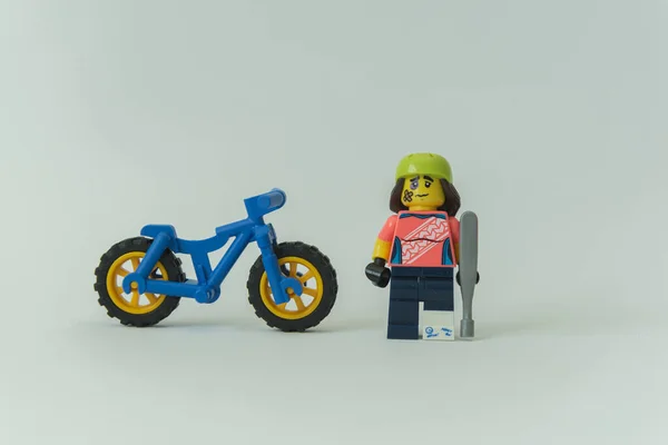 Verletzter Radfahrer mit Beinbruch neben seinem Fahrrad — Stockfoto