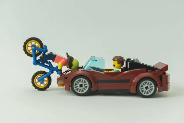 Minifigur des Radfahrers von Auto angefahren. — Stockfoto