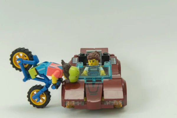 Minifigur des Radfahrers von Auto angefahren. — Stockfoto