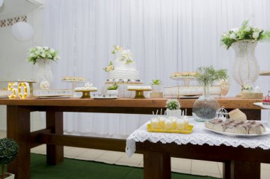 Masa başı doğum günü partisi iki katlı beyaz bir pasta.