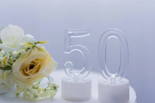 Un hermoso pastel para el 50 aniversario decorado . — Foto de Stock