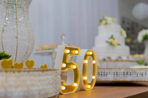 Un hermoso pastel para el 50 aniversario decorado . — Foto de Stock