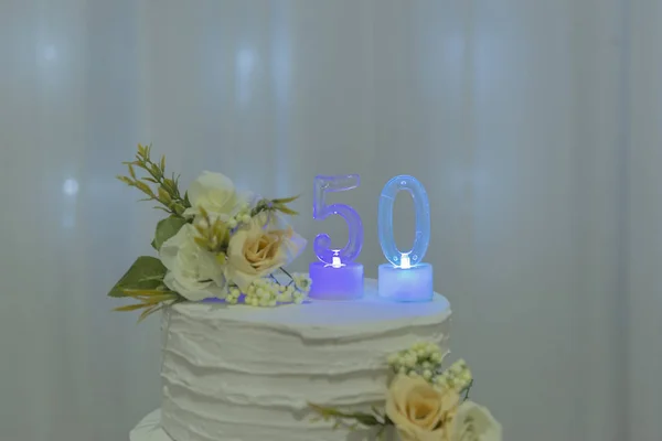 Un hermoso pastel para el 50 aniversario decorado . — Foto de Stock