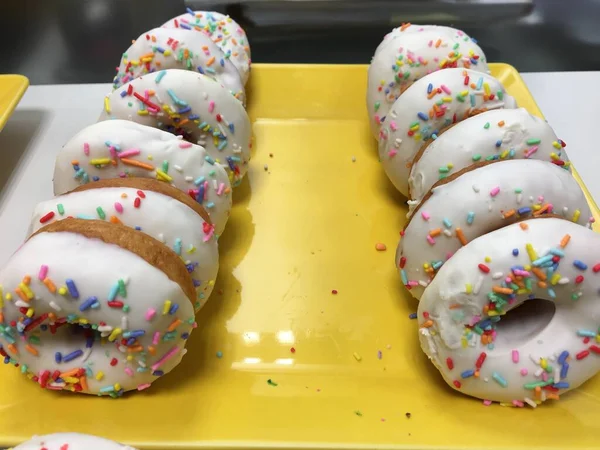 색깔의 맛있는 도넛을 페티와 클로즈업합니다 초컬릿 만들었다 선택적 — 스톡 사진