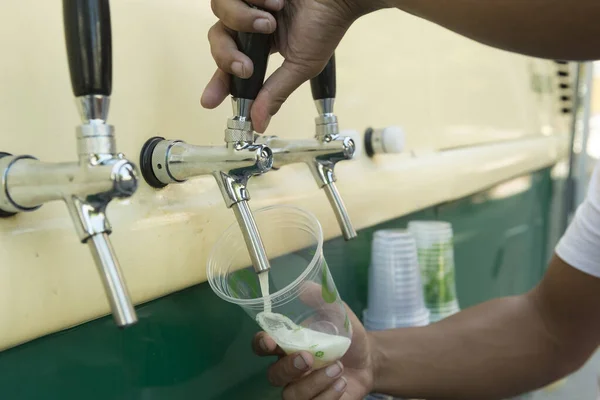 Barkeeper Gießt Aus Dem Fass Frisches Bier Den Plastikbecher Hände — Stockfoto