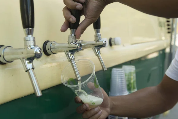 Barkeeper Gießt Aus Dem Fass Frisches Bier Den Plastikbecher Hände — Stockfoto