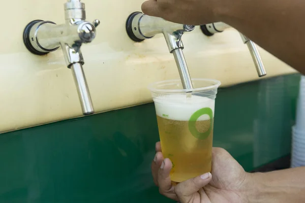 Barkeeper Gießt Aus Dem Fass Frisches Bier Den Plastikbecher Hände — Stockfoto